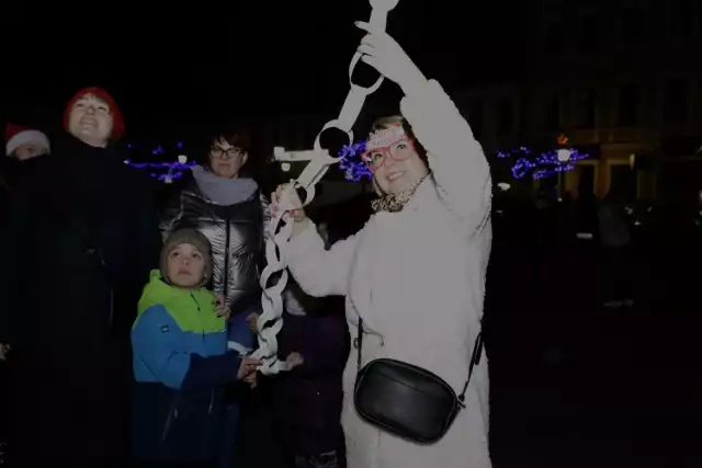 Na osiem  dni przed świętami Bożego Narodzenia, Konińskiej Rady Kobiet postanowiła skleić rekordowo długi łańcuch choinkowy.na plac Wolności w Koninie.