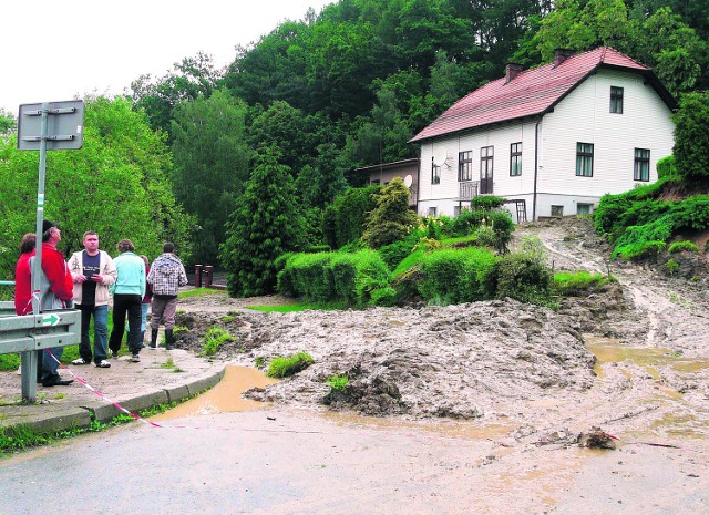 Ziemia osunęła się na również na jeden z domów przy ul. Dukielskiej. Na szczęście budynek ocalał