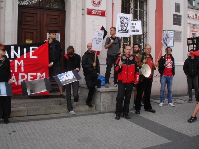 Kilkunastu anarchistów protestowało przed Urzędem Miasta