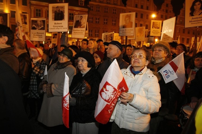 Obchody rocznicy katastrofy w Smoleńsku. Marsz Milczenia przeszedł przez Wrocław (ZDJĘCIA)