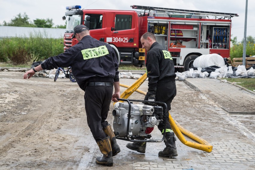 Większość kierowców zdążyła wyprowadzić samochody z...