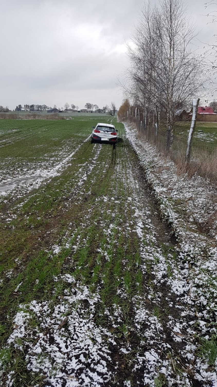 Pod Grudziądzem hyundaiem uciekał przed policją i ugrzązł w polu