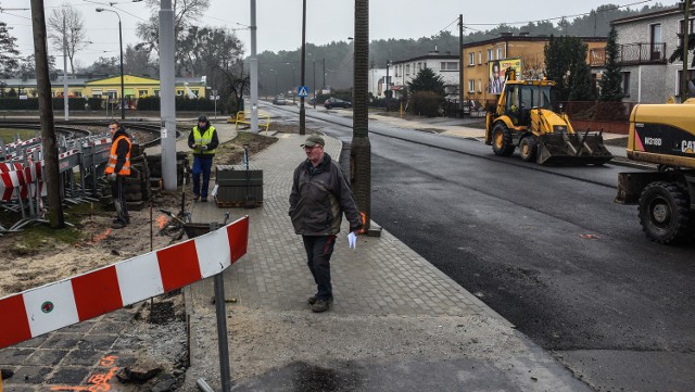 Prace na ulicy Glinki są zawieszone od grudnia ubiegłego roku. Drogowcy zauważyli, że wykonawca źle ułożył warstwy asfaltu. Gdy roboty zostaną wznowione trzeba będzie je ułożyć na nowo