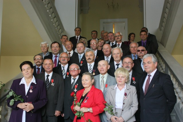 Wojewoda Małopolski Stanisław Kracik wśród odznaczonych działaczy Solidarności