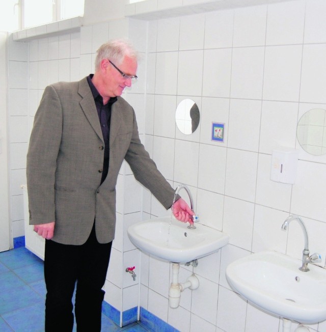 Marek Trzciński wierzy, że niebawem w łazienkach uczniów pojawi się ciepła woda