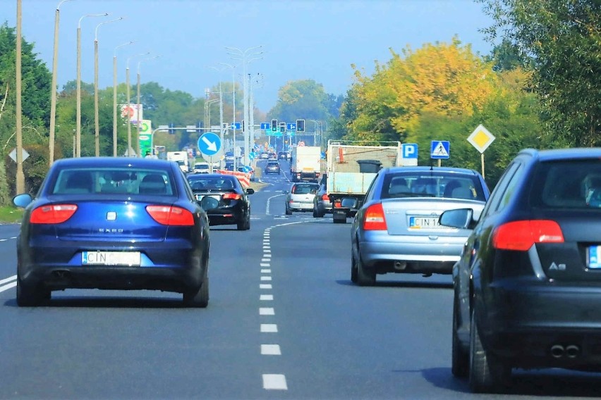 Na drogach powiatu inowrocławskiego przeprowadzono malowanie...