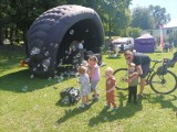 Festiwal baniek mydlanych w Kościerzynie. Rodziny z dziećmy bawiły się w parku przy ul. 8 Marca