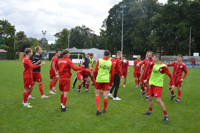 W sobotę, 30 września na stadionie piłkarskim w Bożepolu Wielkim grające w roli gospodarza Anioły Garczegorze podejmowały Pogoń Lębork. To był mecz w ramach 10 kolejki IV ligi.