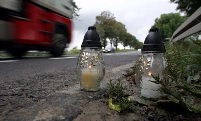 W miejscu tragedii palą się znicze.