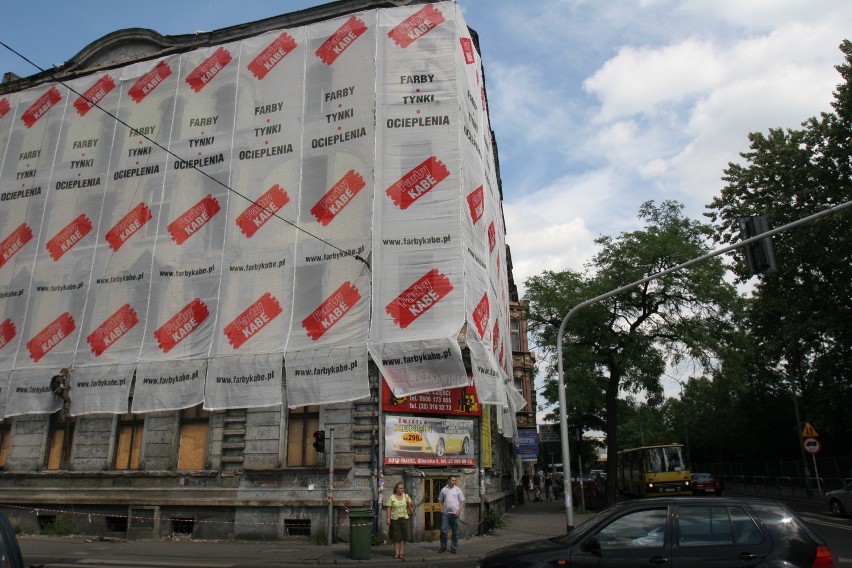 Kamienica Seiferta  w roku 2008.

Przykryta reklamową...