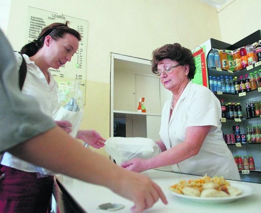 U Teresy Głowacz (po prawej) w Grochowiance obiady kupują...