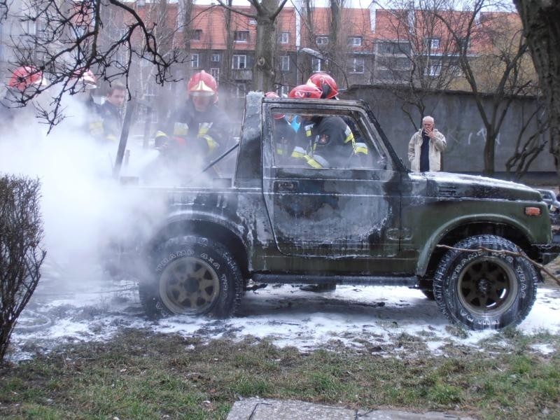 Wrocław: Płonął samochód przy Damrota (ZDJĘCIA)