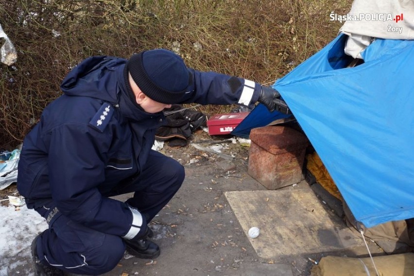 Bezdomni koczowali na trzaskającym mrozie w Żorach - zareagowali policjanci
