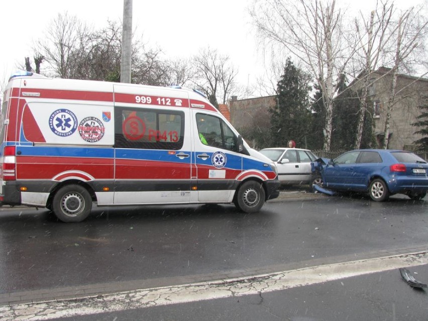 Groźny wypadek trzech aut na rogu Jasnej i Profesora Kaliny w Ostrowie [FOTO]