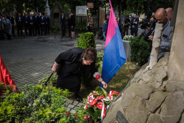 Tarnowianie pamietają o rzezi wołyńskiej i zamordowanych podczas niej Polakach. Co roku przy kurhanie na Starym Cmentarzu odbywają się uroczystości rocznicowe