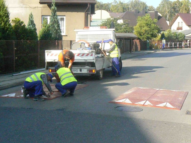 W piątek drogowcy zamontowali  na drodze progi zwalniające