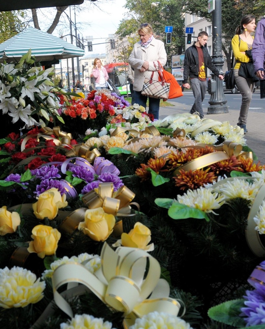 Lublin przed Dniem Wszystkich Świętych: Ceny zniczy, kwiatów i ozdób cmentarnych 