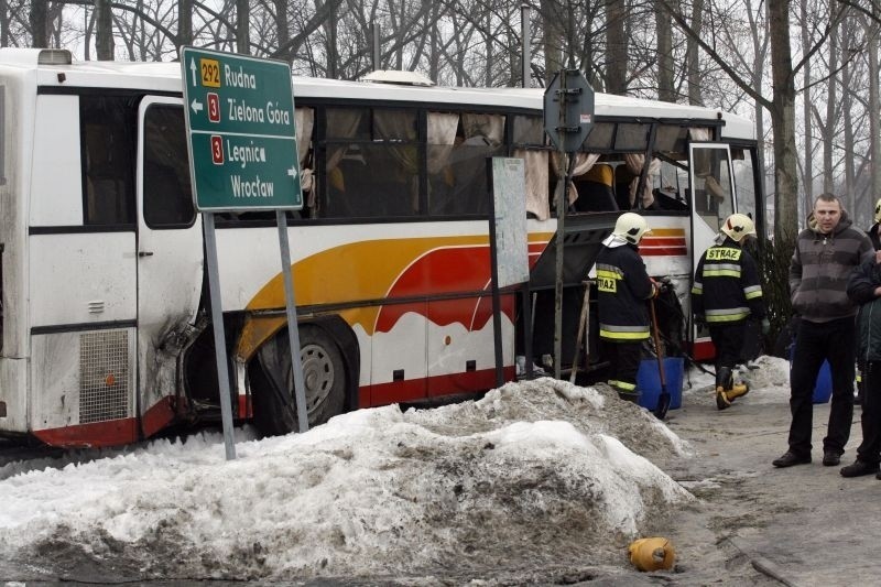 Lubin: Autobus zderzył się z cysterną