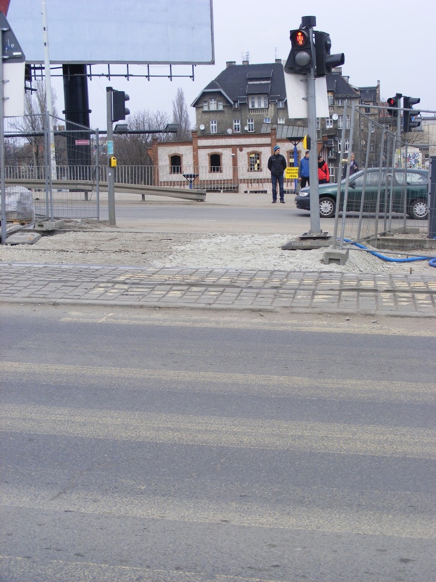Na ulicy Matyi w Poznaniu zaczęto rozbierać chodnik. Jednak...