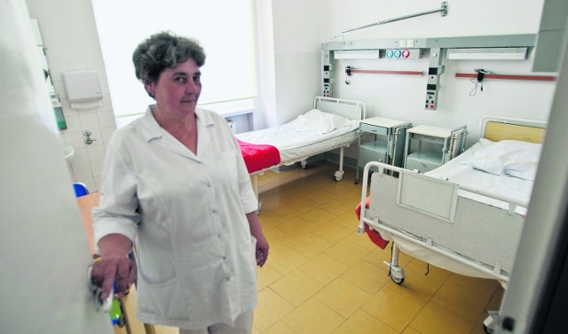 Salowa Zofia Orzechowska na oddziale aseptycznym,  gdzie nie ma chorych z ropiejącymi ranami 