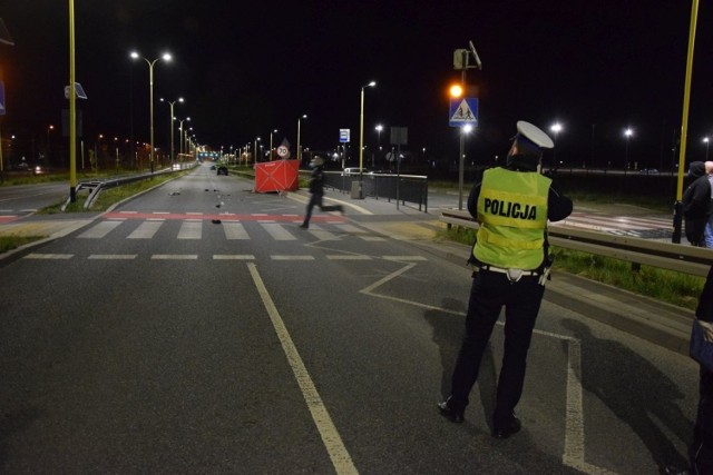 Na dwupasmówce al. Ofiar Terroryzmu od ul. Transmisyjnej w kierunku ul. Józefiaka jechały 3 samochody osobowe: prawym pasem bmw i lewym pasem opel (z charakterystycznym napisem na szybie "albo szybko albo wcale") i za nim też bmw - czarne, z przyciemnionymi szybami i światłami. 

Czytaj, zobacz ZDJĘCIA na kolejnym slajdzie


