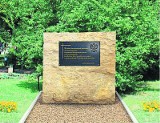 Mysłowice: Pomnik Ofiar Tragedii Smoleńskiej stoi na placu Wolności, obok Urzędu Miasta