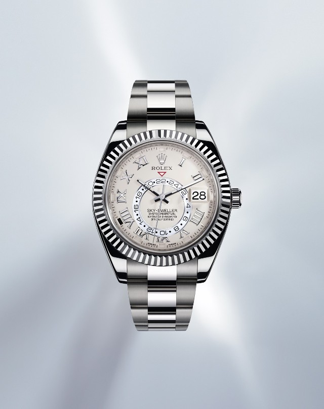 Rolex sky dweller monitoruje dwie strefy czasowe.