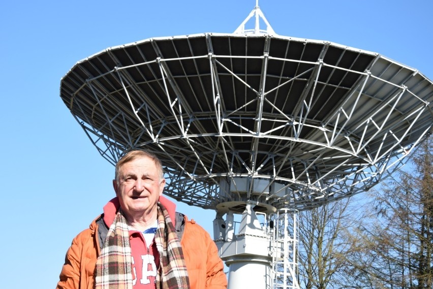 Kazimierz Błaszczak na tle radioteleskopu, który dzięki jego...