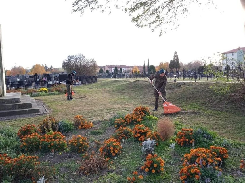 Opoczyńska Jednostka Strzelecka 1042 sprzątała cmentarze i pomniki [ZDJĘCIA]