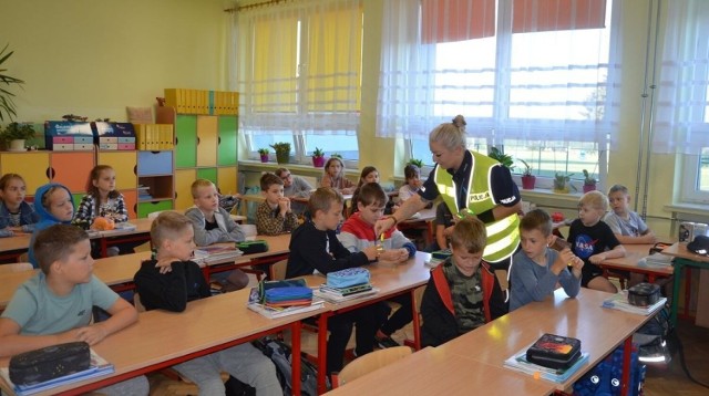 Policjantki z Komendy Powiatowej Policji w Kazimierzy Wielkiej spotkały się z uczniami klas trzecich w Samorządowej Szkole Podstawowej numer 3 imienia Jana Pawła II w Kazimierzy Wielkiej.