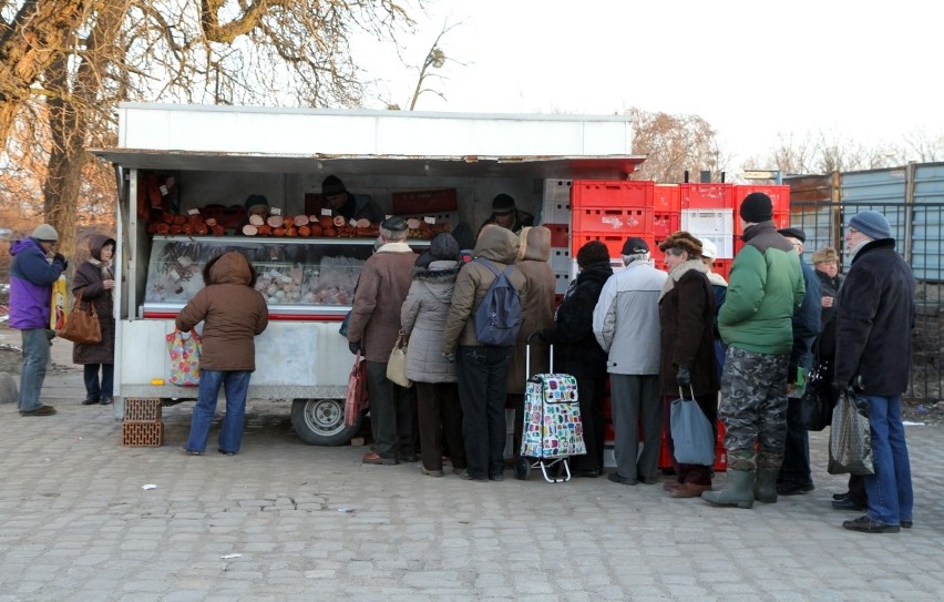 Po mięso ze Świebodzkiego klienci stoją w kolejce od czwartej rano (FOTO)