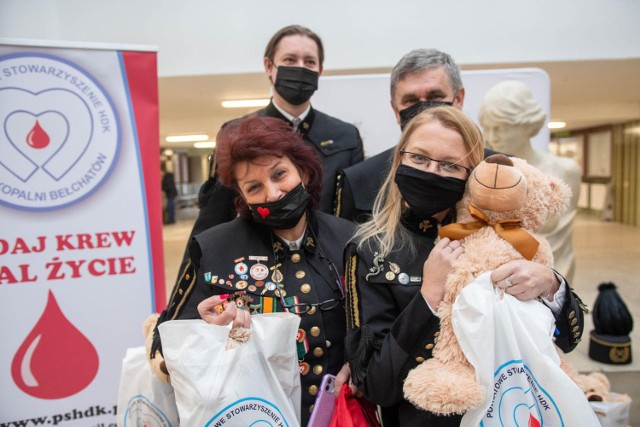 Krwiodawcy z kopalni Bełchatów zawieźli paczki dla pacjentów Instytutu Centrum Zdrowia Matki Polki w Łodzi