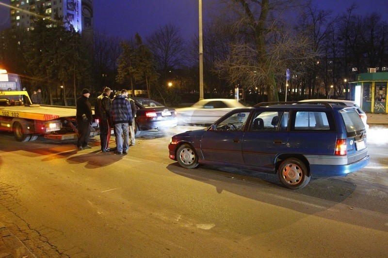 Samochód stracił koło na Rondzie Rataje