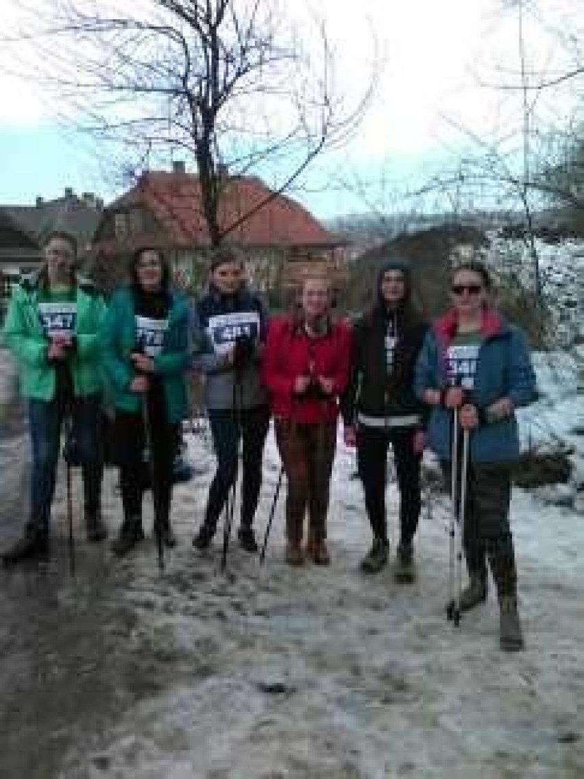 Dziewczęta z „Elektryka” w Nowym Sączu rywalizowały w Dzień Kobiet w I  Mistrzostwach Szkoły w Nordic Walking