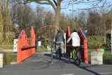 Parki i bulwary w Rybniku niedostępne dla spacerowiczów. Miejskie rowery wywożone