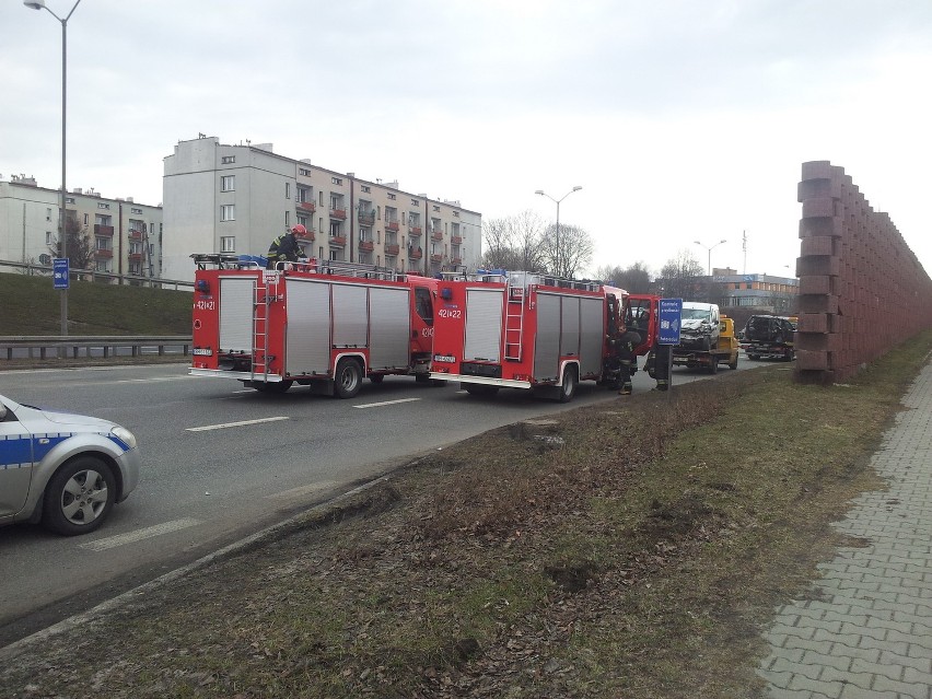 Wypadek w Chorzowie na DTŚ: Samochód dachował, ruch w stronę Katowic był utrudniony