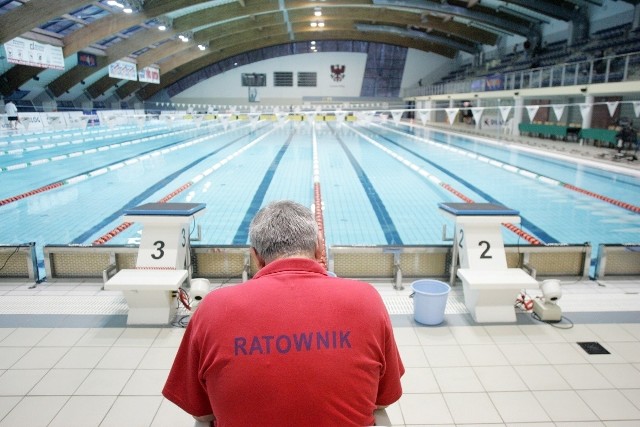 Według nowej ustawy, na basenie o długości ponad 25 m musi być dwóch ratowników