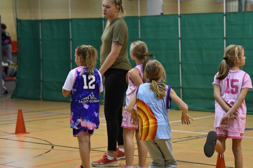 Akademia Koszykówki Sokoła Żary działa pełną parą. Szkoli dziewczynki i chłopców