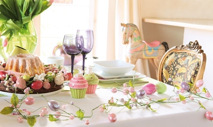 Róże i fiolety pasują do delikatnej stylizacji stołu