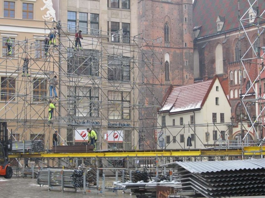 Wrocław: W Rynku rośnie konstrukcja sceny sylwestrowej (ZOBACZ ZDJĘCIA)