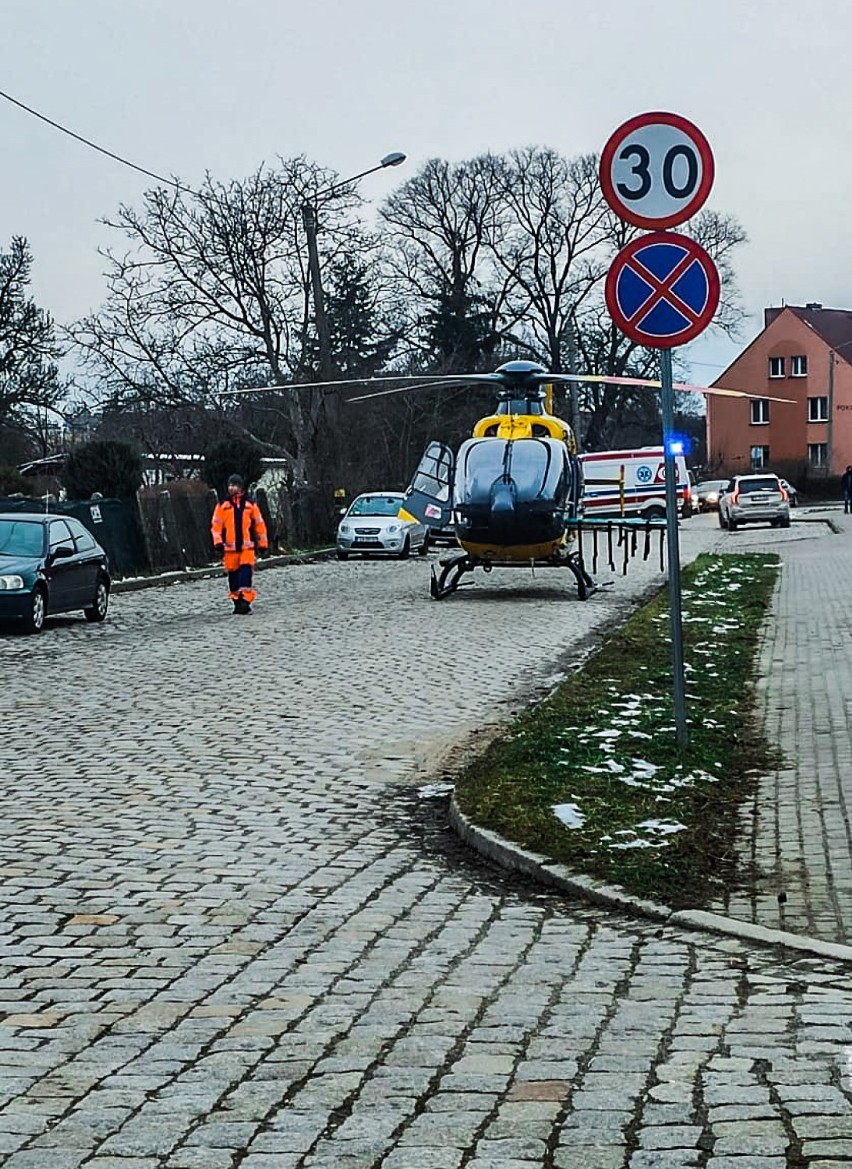 Helikopter medyczny lądował na ulicy w centrum Żar. Zabrał chorego pacjenta