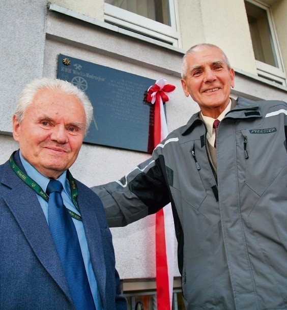 Tablicę odsłonili Józef Pyrkosz i Jan Rodzoń