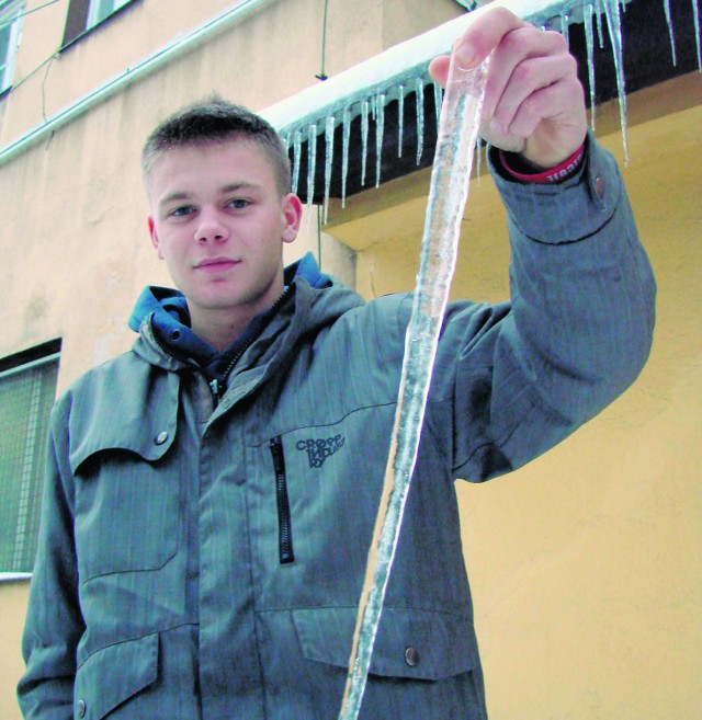 Adrian Żebrak zerwał półmetrowy sopel zwisający tuż obok wejścia do szpitala 