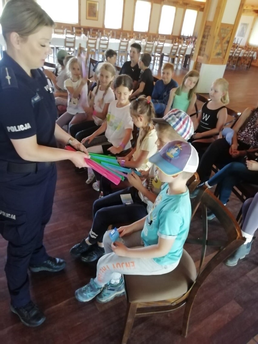 Wakacyjne spotkania policji w Zduńskiej Woli z dziećmi