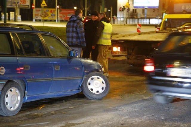 Samochód stracił koło na Rondzie Rataje