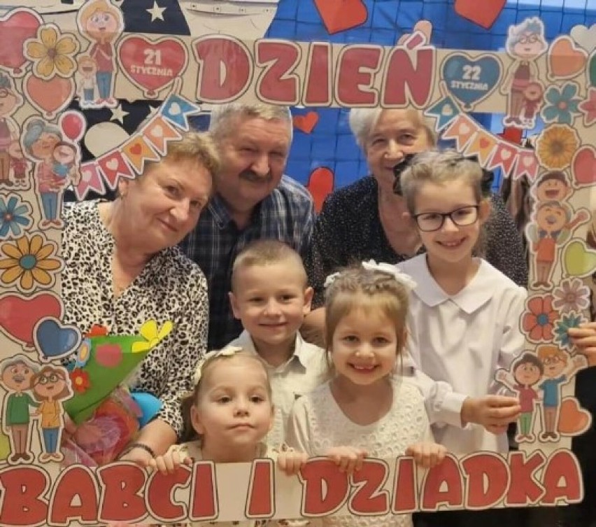 Dzień Babci i Dzień Dziadka w szkole w Kietlinie (gmina Radomsko). ZDJĘCIA