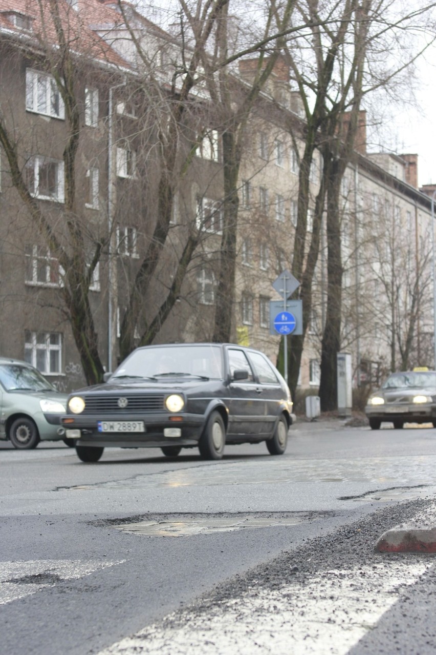 Wrocław: Gdzie pojawią się drogowcy. Zobacz listę dziurawych ulic po zimie