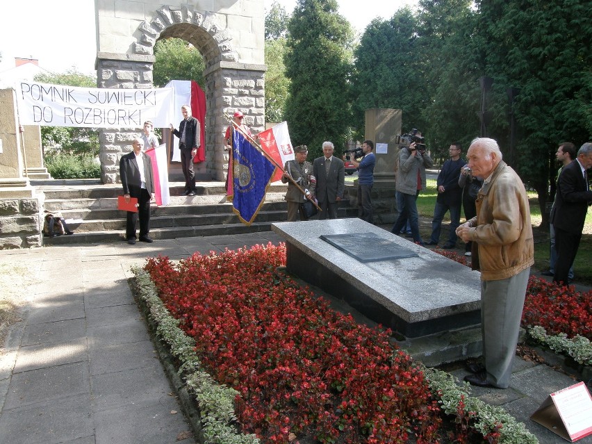 Nowy Sącz: manifestacja pod pomnikiem Armii Czerwonej [ZDJĘCIA]