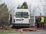 Kalisz: Śmiertelny wypadek w podkaliskim Pruszkowie. Renault rozbiło się na płocie