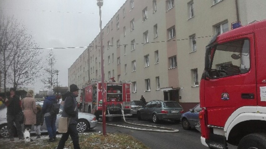 Tczew: pożar w bloku przy ul. Saperskiej. Trzy osoby poszkodowane! [ZDJĘCIA, AKTUALIZACJA]